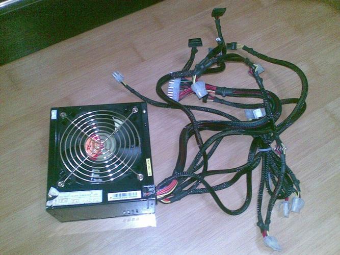 电脑电源单元与线缆连接特写