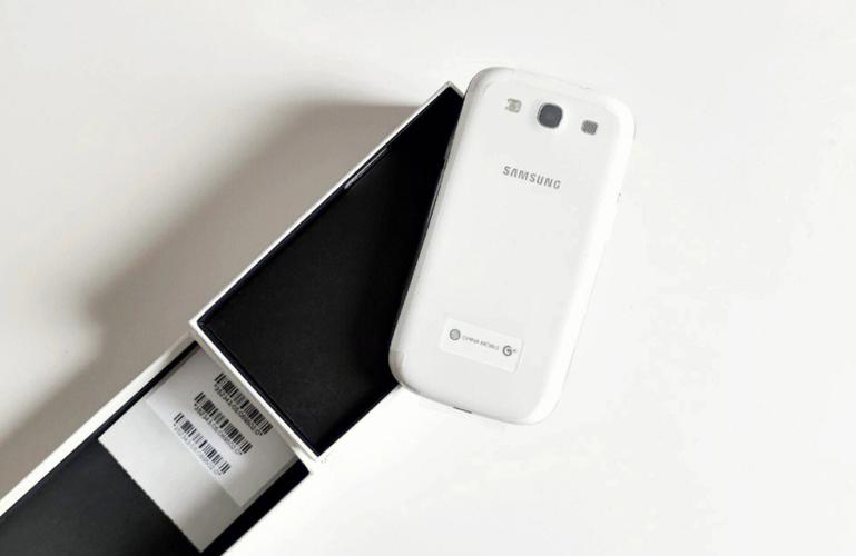 用户在办公室使用三星显示器场景