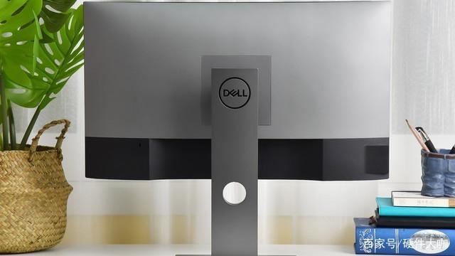 戴尔显示器办公桌面设置
