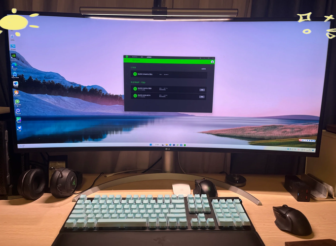 曲面显示器与键盘的办公桌面特写