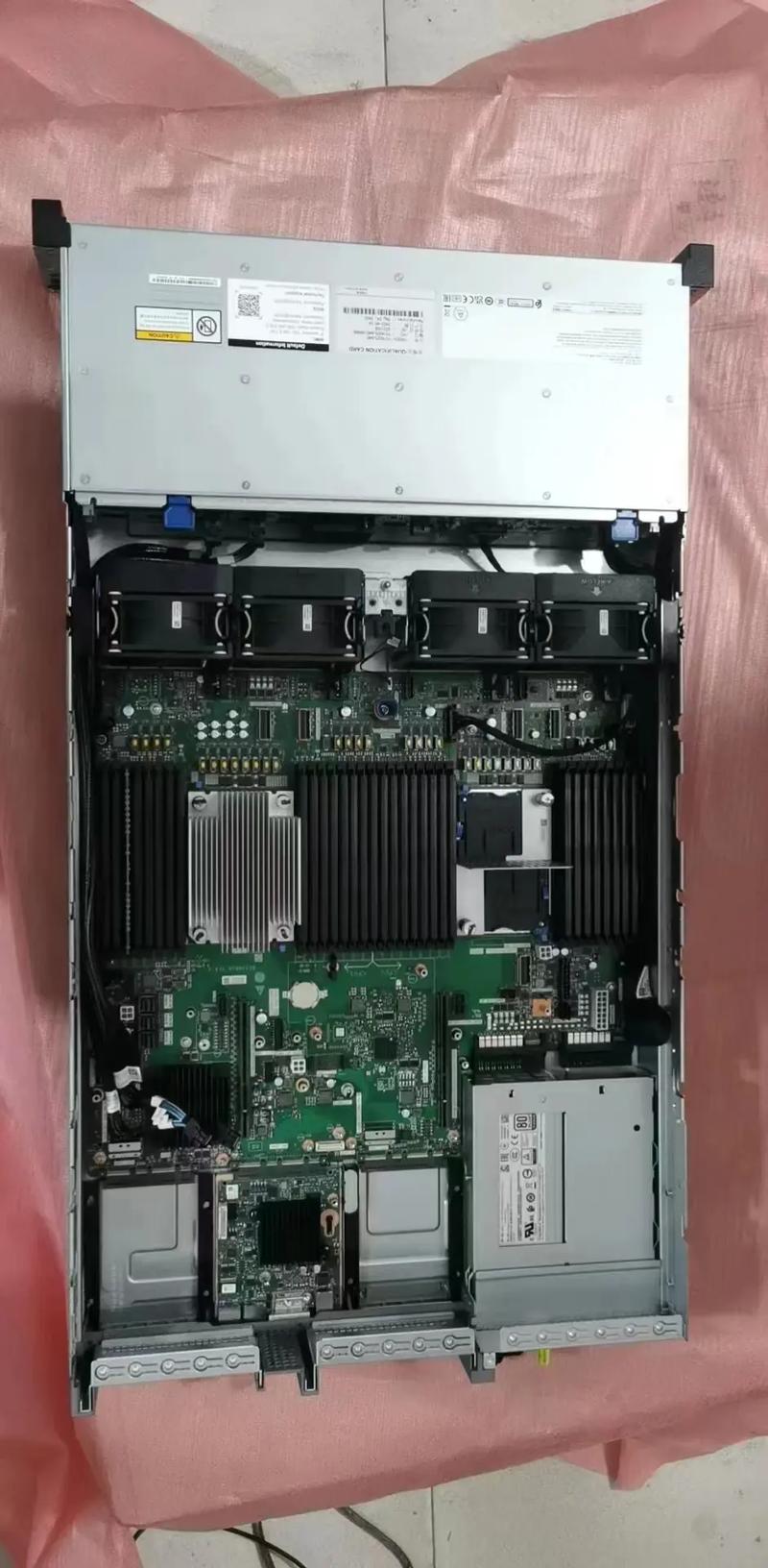 双显示器办公工作场景