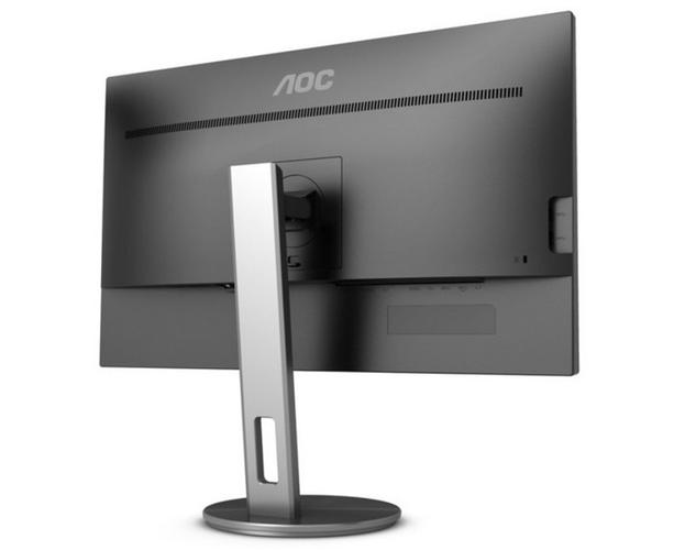 User deciding on monitor purchase