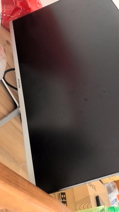 黑色电竞显示器桌面摆放