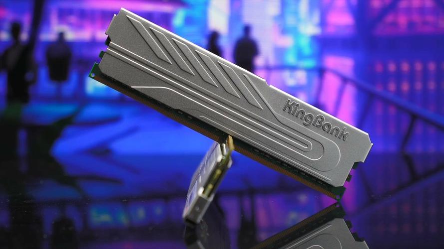 DDR5内存安装在主板上的简约设计