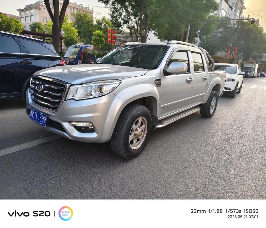 Efficient monitor hardware close-up