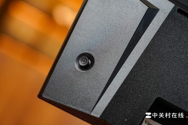 白色显示器桌面摆放效果