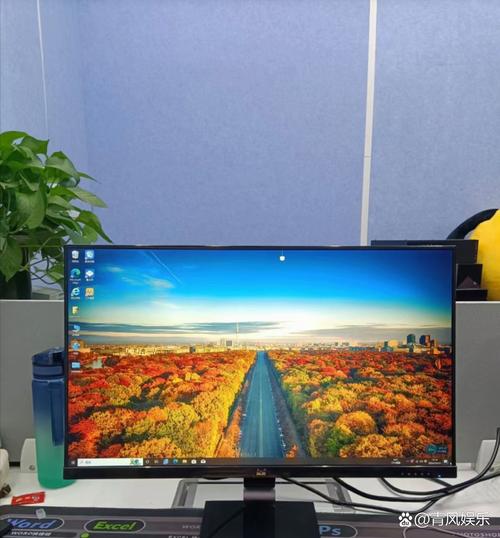 白色显示器工作场景