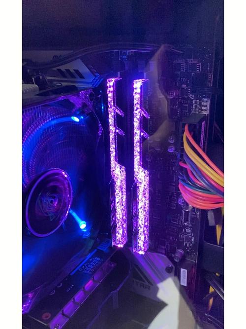 内存散热片与RGB灯光散热效果