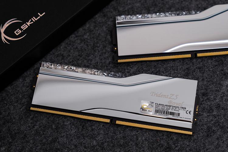 多条DDR4内存条核心规格展示