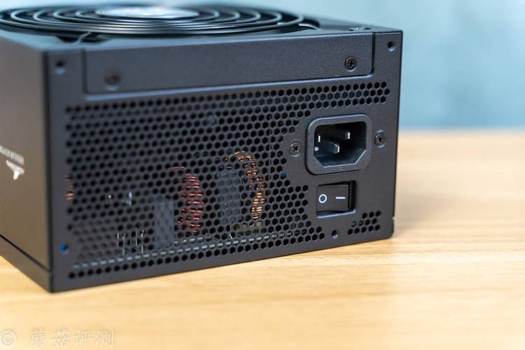 电源内部电容与电路板细节