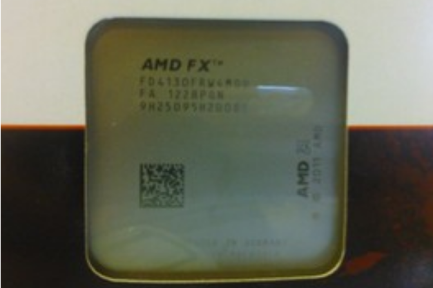 AMD CPU 安装在主板上的外观