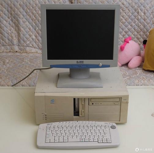 CPU 硬件在白色面板上的展示