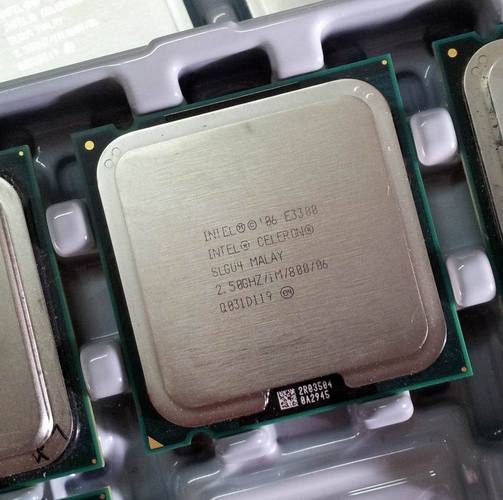 CPU 芯片细节特写，体现核心规格布局