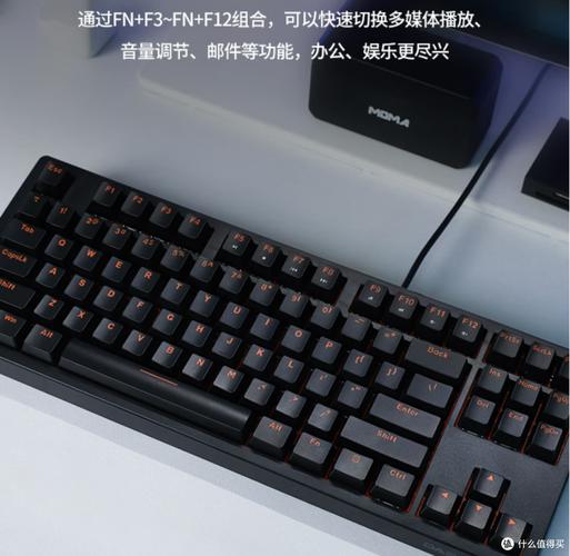 双手在机械键盘上打字游戏操作