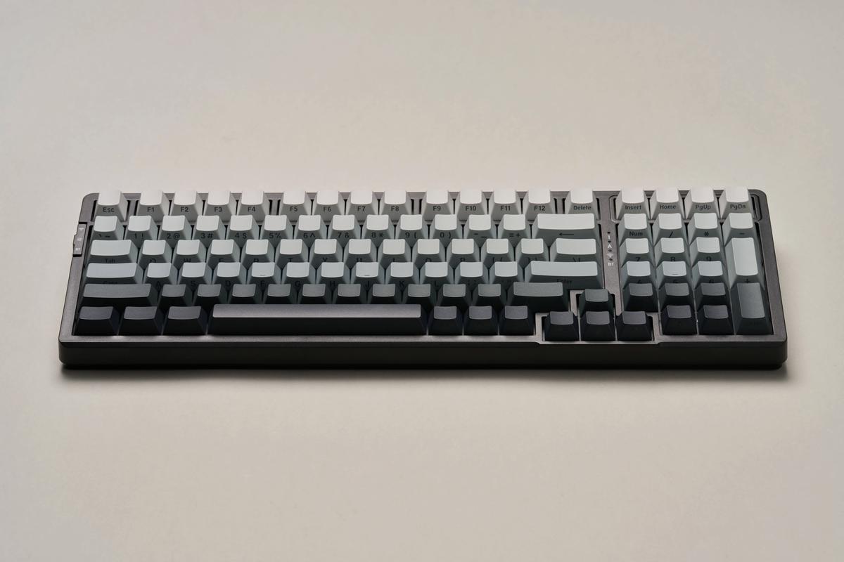 RGB机械键盘侧视图与键帽细节