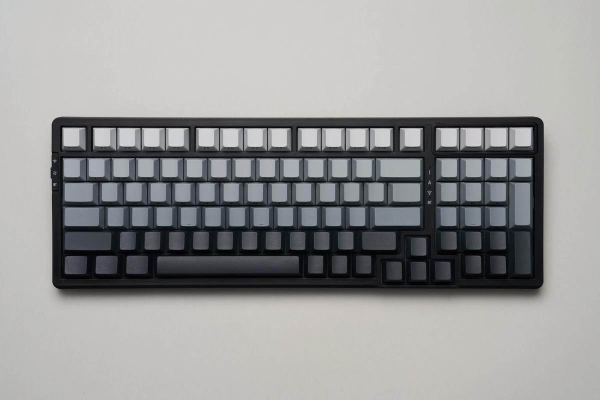 VGN V98PRO V2 蒸汽波轴Pro 黑加仑：三模热插拔RGB机械键盘深度评测