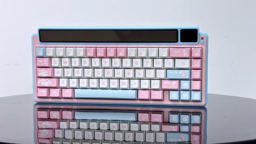 RGB机械键盘粉色配色特写