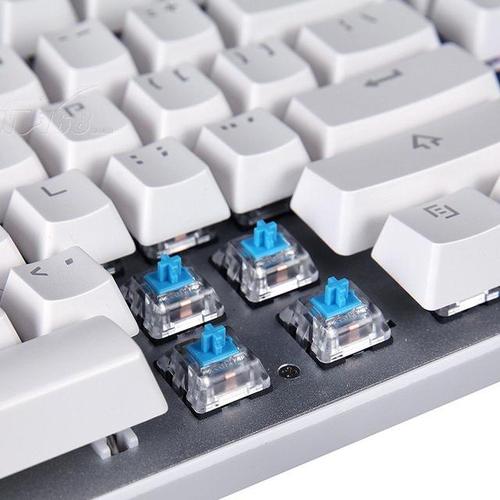 Reccazr R102奶白色青轴全键版评测：RGB无线机械键盘性价比之选