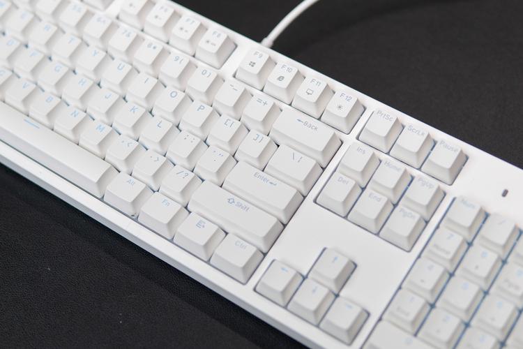 双手打字键盘使用场景