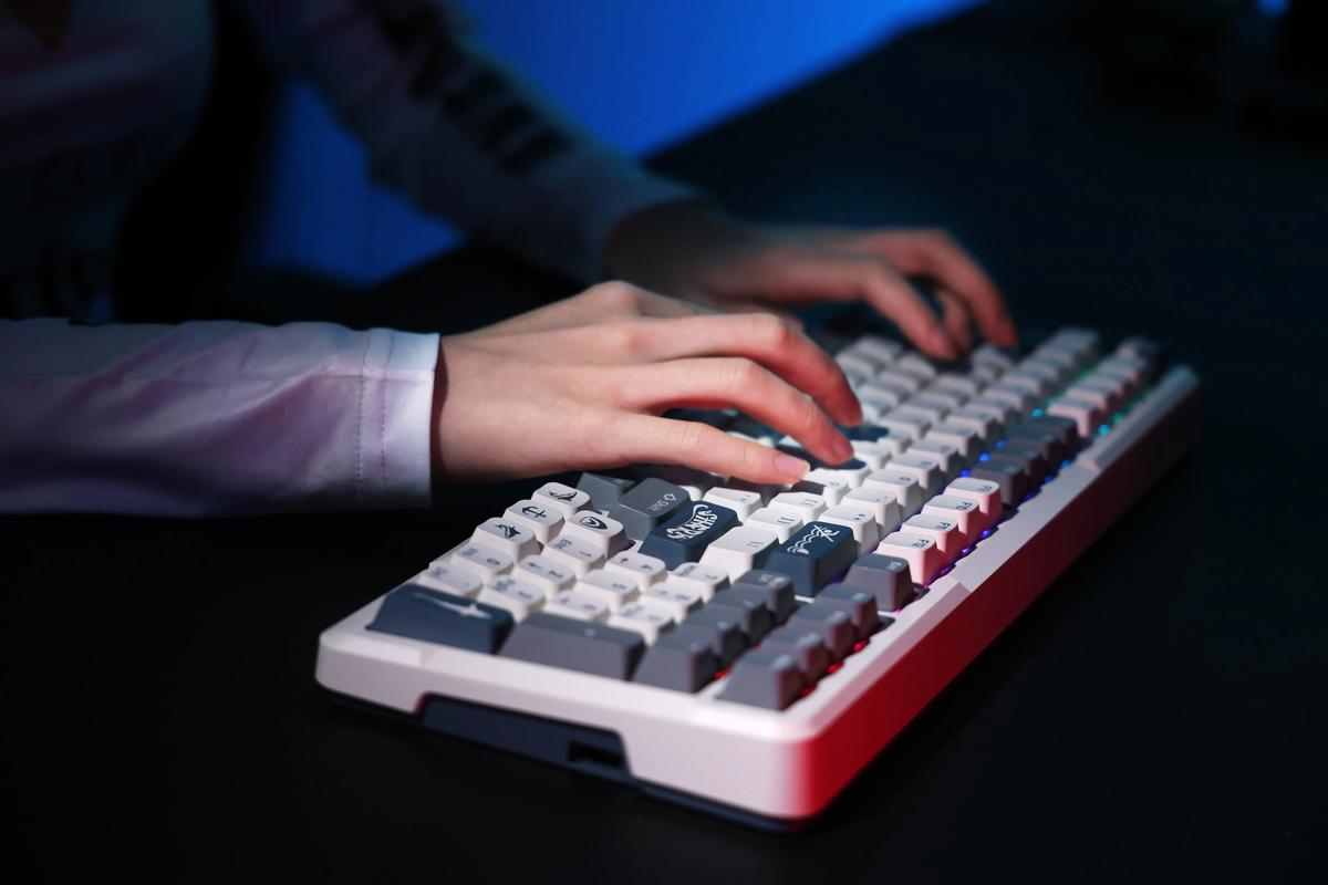 白色RGB背光机械键盘外观