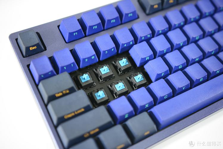 白色机械键盘桌面使用场景