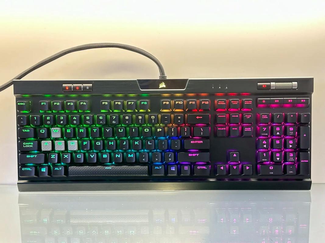 Corsair K70 键盘游戏性能敲击场景