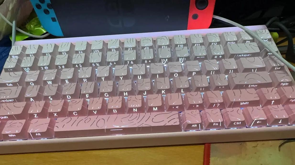 狼蛛 Hero 84 HE 粉白渐变等高线海皇磁轴键盘深度评测：碳纤维定位板客制化新选择