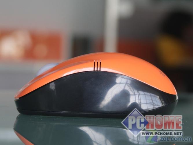 电脑机箱内部电源安装场景