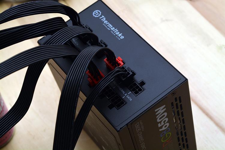 电源在RGB灯光下的性能测试场景