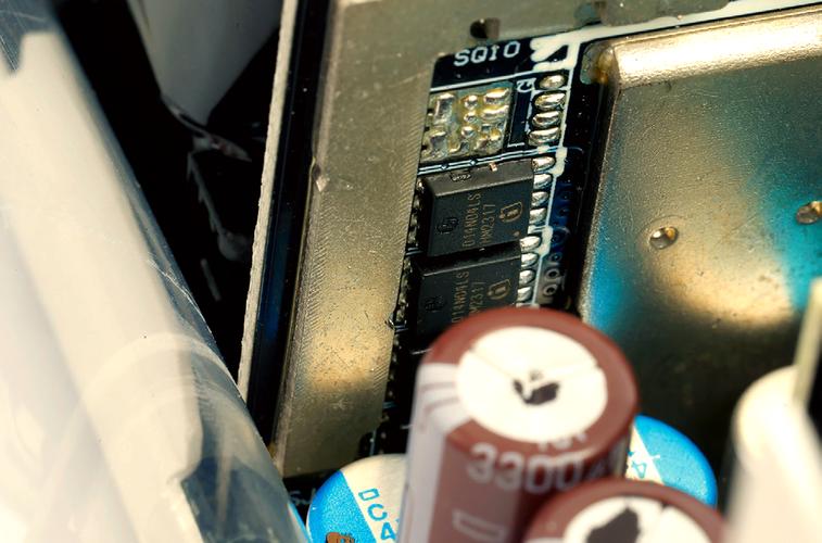 电脑电源单元与线材细节