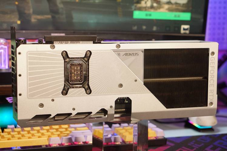 技嘉AORUS RTX 5080 MASTER vs 盈通GT630 宽屏版 深度对比