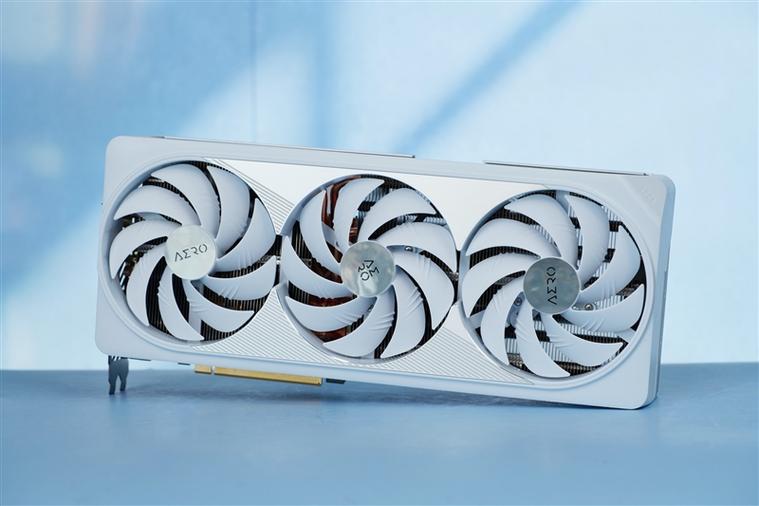 PNY RTX 4080 SUPER vs 技嘉 GTX 650 深度对比：跨越十年的显卡对决