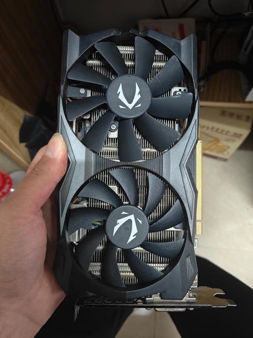 显卡规格对比示意图