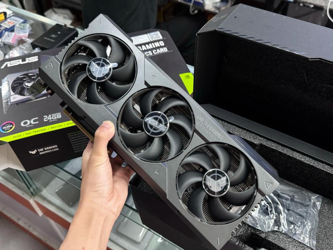 显卡规格对比示意图