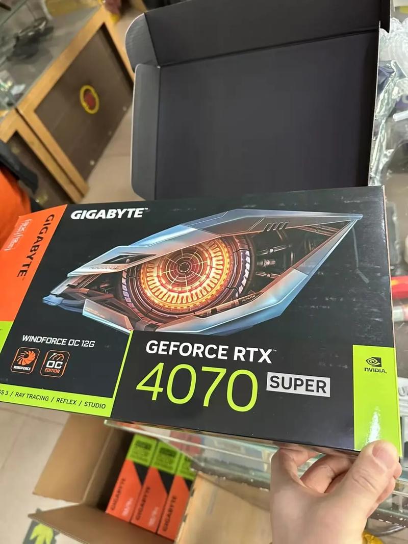 PC 主机内白色显卡安装效果