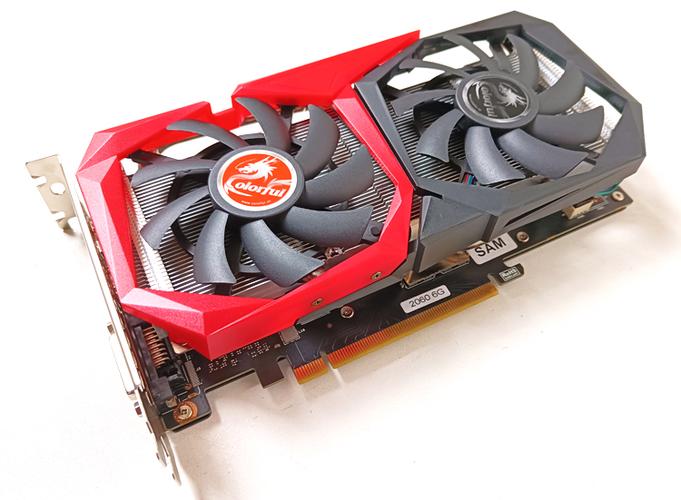 显卡侧面与接口细节展示