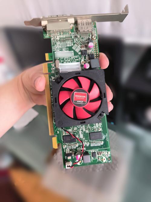 入门级显卡安装在 PC 机箱中