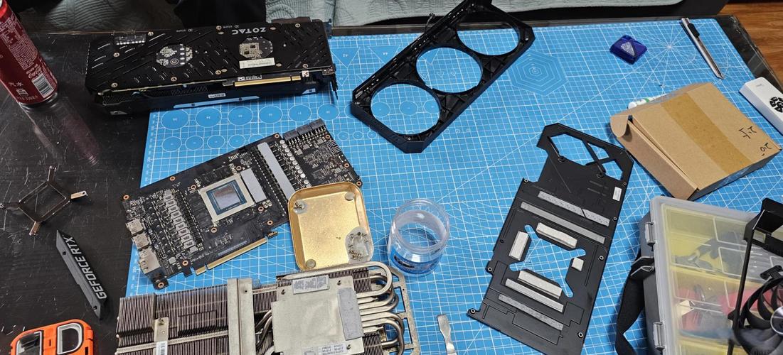 白色RTX显卡散热系统