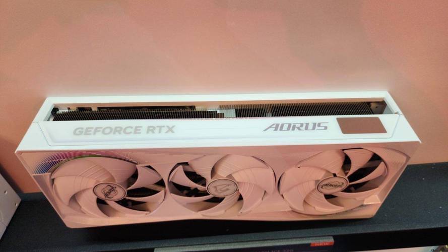 显卡三风扇散热系统