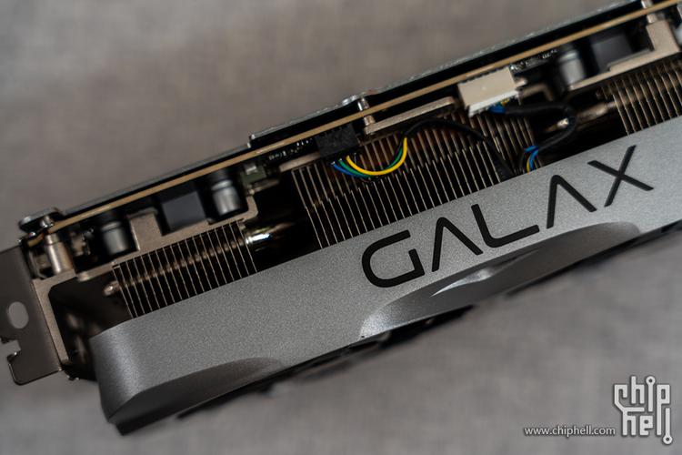 高端显卡 RGB 灯效与金属机身细节