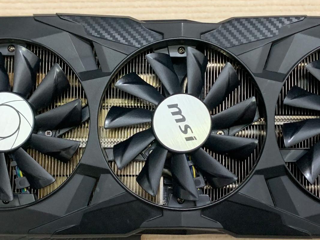 双风扇显卡安装在PC机箱内