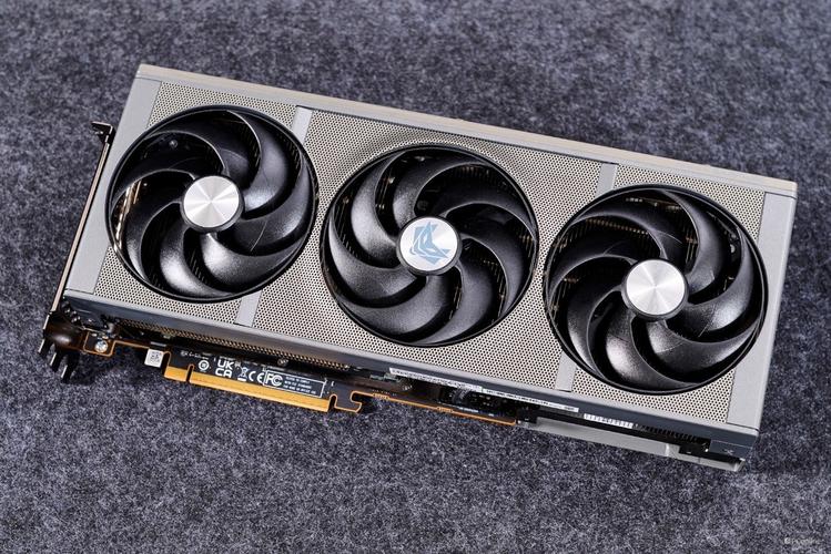 RX 9070显卡核心规格与接口展示