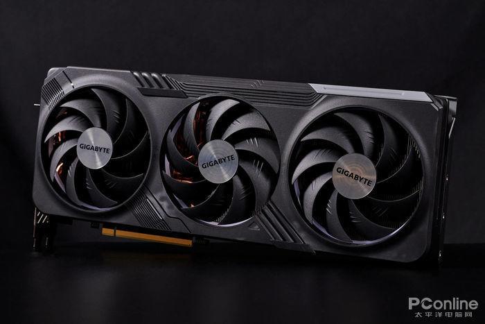 游戏主机显卡安装场景