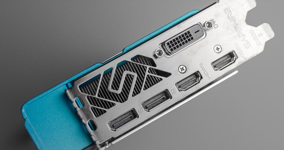 玩家手持显卡包装盒