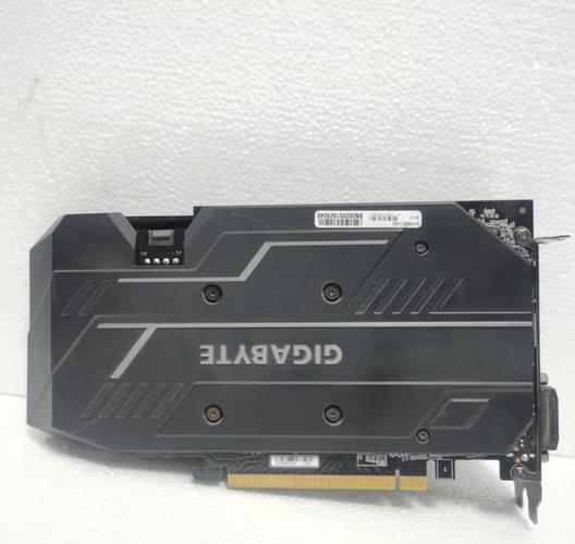 显卡安装在 PC 机箱中的外观展示