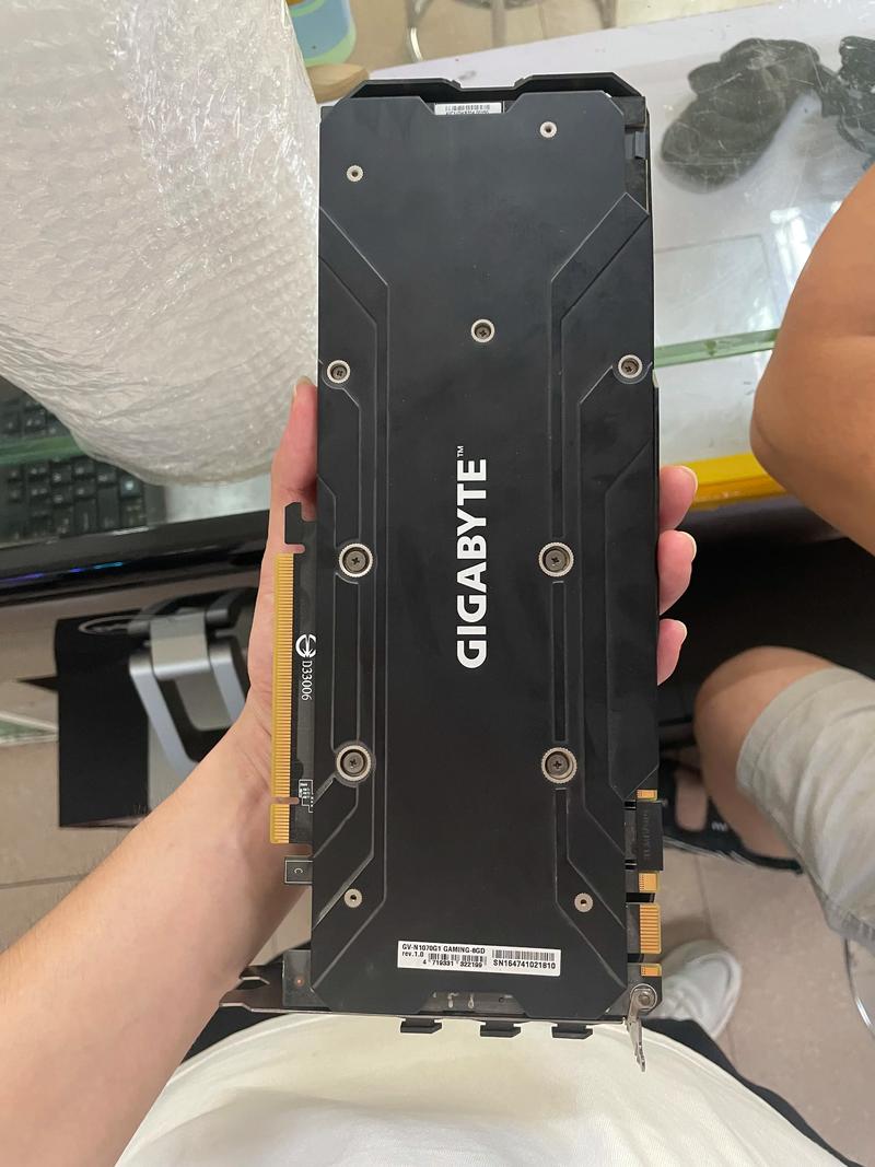 技嘉 GTX 1070 Ti 显卡核心与 PCB 细节