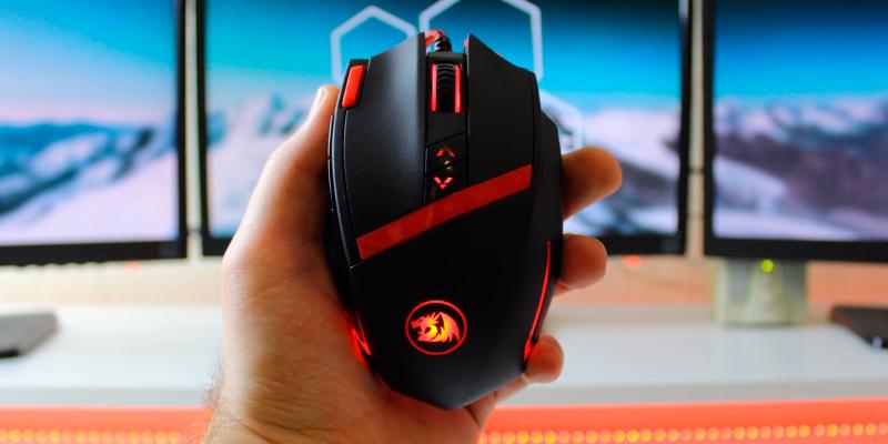 玩家使用游戏鼠标