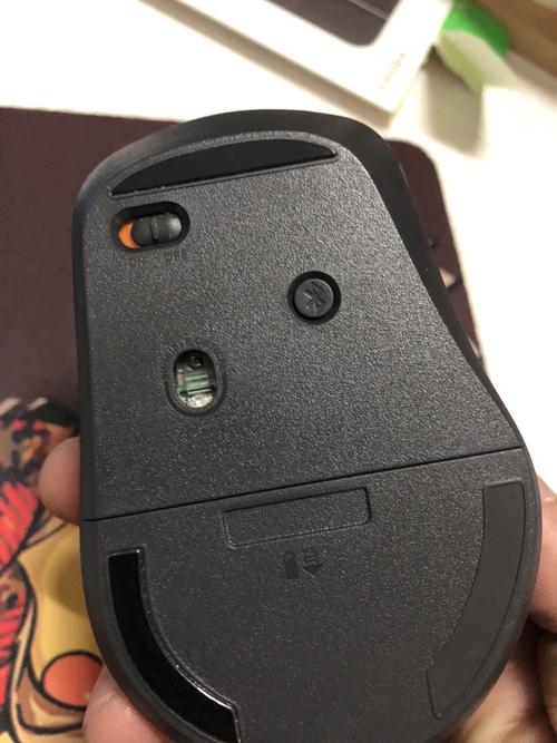 wireless mouse in use on desk performance