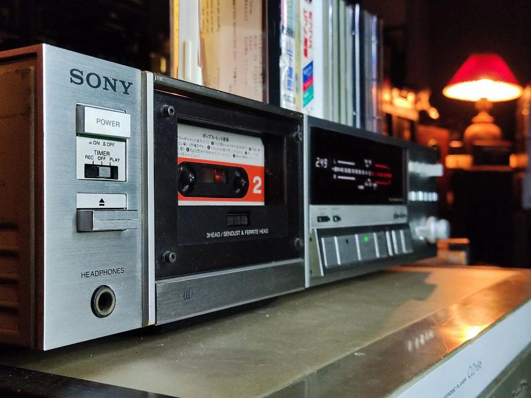 Wired mouse cable and power detail