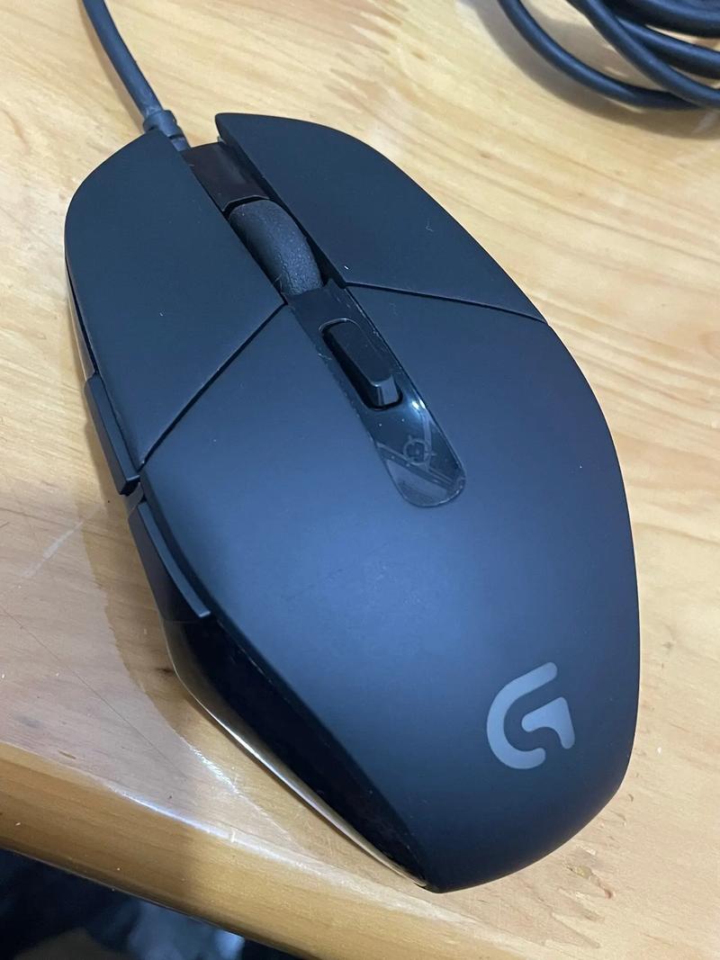 玩家使用游戏鼠标操作